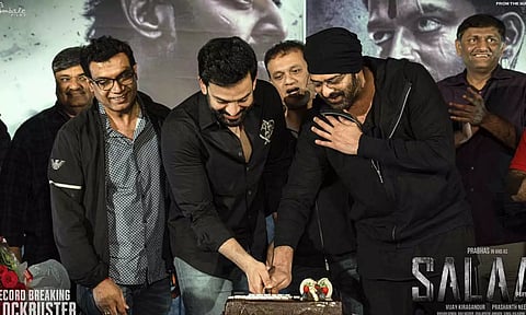 சலார் படத்தின் வெற்றியை கேக் வெட்டி கொண்டாடிய படக்குழு