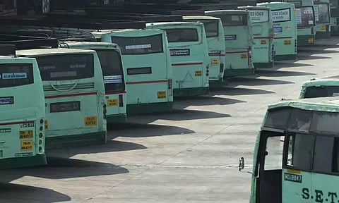 மக்கள் நலன் கருதி பேருந்துகளை இயக்குங்க - தொ.மு.ச.