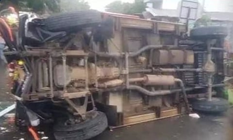 கரூரில் கர்நாடக ஐயப்ப பக்தர்கள் வாகனம் விபத்து