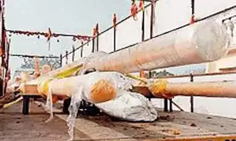 5 ஆயிரம் கிலோ எடை கொண்ட பிரமாண்டமான கொடி கம்பம் அயோத்திக்கு வந்து சேர்ந்தது