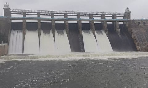 அமராவதி அணை மதகுகள் வழியாக உபரிநீர் திறந்து விடப்பட்டுள்ளதை காணலாம்.