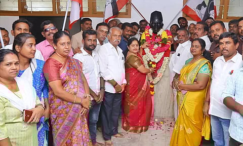 92-வது நினைவுநாள்: திருப்பூர் குமரன் சிலைக்கு அரசியல் கட்சியினர் மாலை அணிவித்து அஞ்சலி