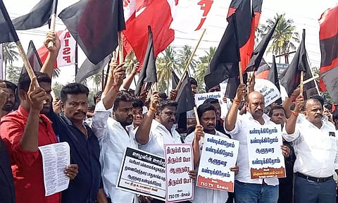 பெரியார் பல்கலைக்கழகத்திற்கு கவர்னர் ஆர்.என்.ரவி வருகை: கருப்பு கொடி காட்டி எதிர்ப்பு தெரிவித்த 300 பேர் கைது