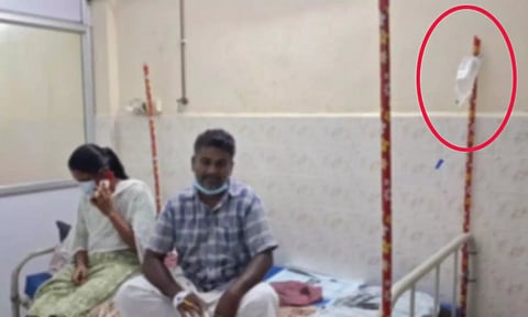 நோயாளிகளுக்கு செலுத்தும் குளுக்கோஸ், மருந்து பாக்கெட்டுகளை துடைப்பத்தின் நுனியில் தொங்க விடும் அவலம்