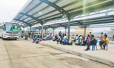 அரசு பஸ்களில் முன்பதிவு செய்த பயணிகள் கடும் குழப்பம்: எங்கு சென்று பஸ் ஏறுவது என்பது தெரியாமல் திணறல்