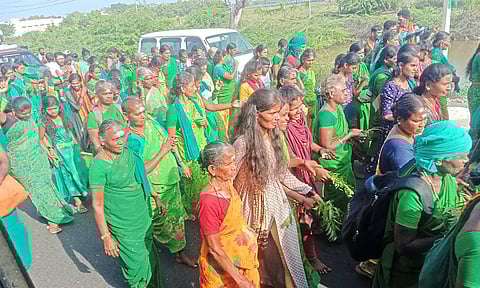 திருச்செந்தூர் சுப்பிரமணிய சுவாமி கோவிலில் குவியும் பக்தர்கள்