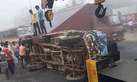 போகி புகைமூட்டம்: மதுரவாயல் பைபாஸ் சாலையில் பூக்கள் ஏற்றிய வேன் கவிழ்ந்து விபத்து