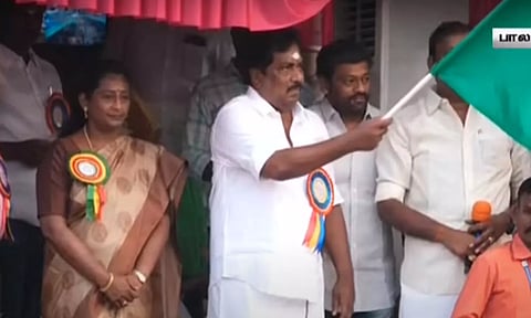 பாலமேடு ஜல்லிக்கட்டு: அமைச்சர் மூர்த்தி கொடியசைத்து தொடங்கி வைத்தார்