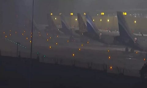 கடும் பனிமூட்டம் எதிரொலி: டெல்லியில் 30க்கும் மேற்பட்ட விமானங்கள், ரெயில்கள் தாமதம்