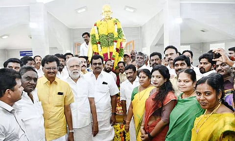 பென்னிகுவிக் சிலைக்கு அமைச்சர் ஐ பெரியசாமி தலைமையில் கலெக்டர் ஷஜீவனா, எம்.எல்.ஏ.க்கள் ஆகியோர் மாலை அணிவித்து மரியாதை செலுத்தினர்.