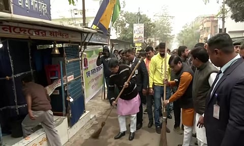 கோவில்களில் தூய்மை இயக்கத்தில் ஈடுபட்ட திரிபுரா முதல்வர்