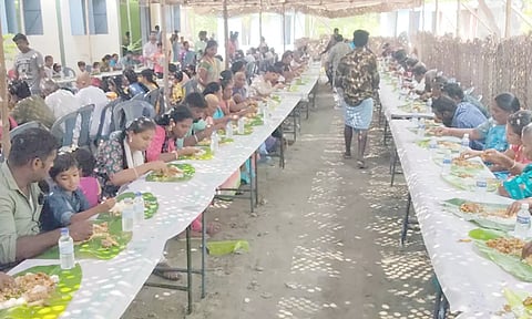 திருமங்கலம் அருகே முனியாண்டி கோவிலில் பொங்கலையொட்டி அசைவ அன்னதான விருந்து நடைபெற்றபோது எடுத்தபடம்.