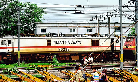 நாடு முழுவதும் மின்னொளியில் ஒளிரும் ரெயில் நிலையங்கள்- ரெயில்வே அமைச்சகம்