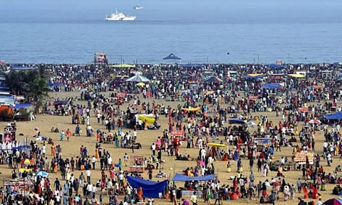 காணும் பொங்கல் கொண்டாட்டம்- மெரினா கடற்கரையில் குவிந்த மக்கள்