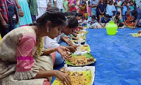 பொங்கல் விழாவை முன்னிட்டு பெண்கள் பங்கேற்ற 'சாப்பாட்டு ராணி போட்டி'