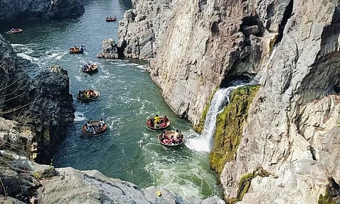 காணும் பொங்கல் விழாவையொட்டி ஒகேனக்கலில் குவிந்தசுற்றுலா பயணிகள்