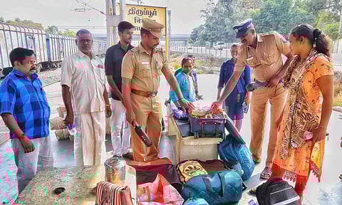 திருப்பூர் ரெயில் நிலையத்தில் போலீசார் அதிரடி சோதனை