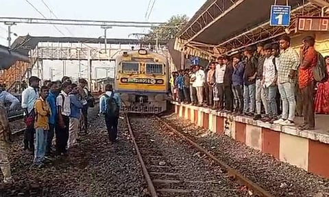 மதுராந்தகத்தில் ரெயிலை மறித்து பயணிகள் போராட்டம்