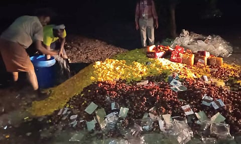 பறிமுதல் செய்யப்பட்ட கெட்டுப்போன பழங்களை பினாயில் ஊற்றி அழிக்கும் பணி நடந்தபோது எடுத்த படம்.