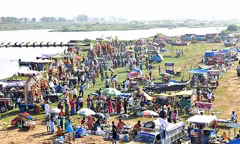 ஆற்றுத் திருவிழா: ஆயிரக்கணக்கான பொதுமக்கள் குடும்பத்துடன் சாமி தரிசனம்