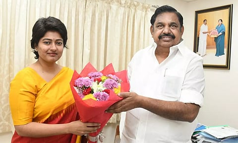 அதிமுக-வில் இணைந்தார் நடிகை காயத்ரி ரகுராம்