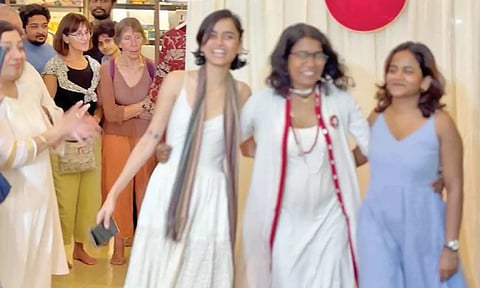 ஆரோவில்லில் கிராமத்து பெண்கள் தயாரித்த மூலிகை ஆடைகள்- பேஷன் ஷோவில் கலக்கல்