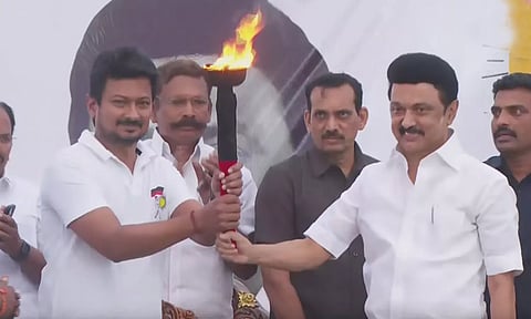 திமுக இளைஞரணி மாநாடு- சுடரினை முதலமைச்சரிடம் ஒப்படைத்தார் உதயநிதி ஸ்டாலின்