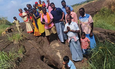 சுனையில் வழிபாடு நடத்திய பக்தர்கள்.