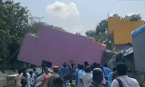 தூர்வாரியபோது விபத்து- புதுமனை புகுவிழாவிற்கு தயாராக இருந்த அடுக்குமாடி வீடு சரிந்தது