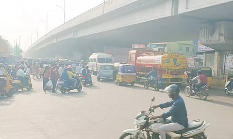 பயணிகளை மூச்சுமுட்ட வைக்கும் மூலக்கடை சந்திப்பு நெரிசல்