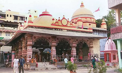 ஏரிக்குள் இருந்து வெளிப்பட்ட கோப்பினேஷ்வர்