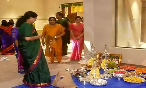 வேதா இல்லத்திற்கு எதிரே புதுமனை புகுவிழா நடத்திய சசிகலா