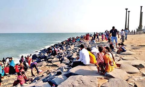 புதுச்சேரி கடற்கரையில் தடையை மீறி குளித்தால் அபராதம்