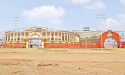 பழைய நாடாளுமன்ற கட்டிட மாதிரியில் அமைக்கப்பட்டுள்ள மாநாட்டு முகப்பு.