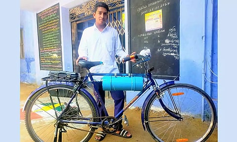 பேட்டரியால் இயங்கும் 'மொபட்' போல சைக்கிளை மாற்றி அசத்திய மாணவன்