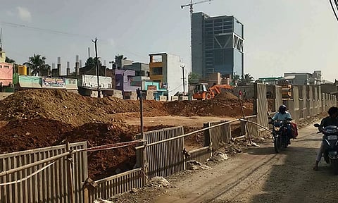 பட்டாபிராம் மேம்பாலத்தை எப்போது கட்டி முடிப்பார்கள்?- 5 கி.மீ. தூரம் சுற்றி செல்லும் பயணிகள்