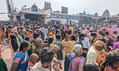 பழனியில் இன்றுடன் தைப்பூச திருவிழா நிறைவு: நீண்ட வரிசையில் காத்திருந்து பக்தர்கள் சாமி தரிசனம்