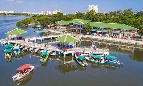 முட்டுக்காடு படகு குழாமில் படகு சவாரி நிறுத்தம்