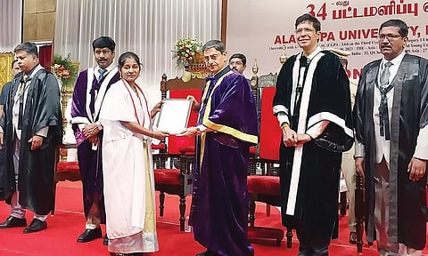 கவர்னர் பங்கேற்ற பட்டமளிப்பு விழாவை புறக்கணித்த அமைச்சர்