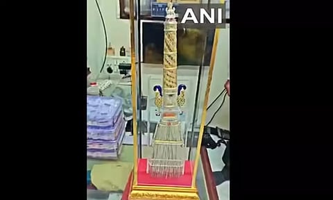 குழந்தை ராமருக்கு வெள்ளி துடைப்பம்