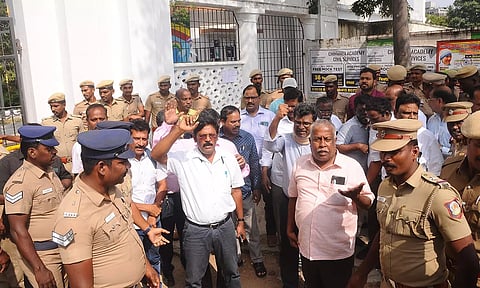 நுங்கம்பாக்கத்தில் மறியல் போராட்டம் நடத்த முயன்ற அரசு ஊழியர், ஆசிரியர்கள் 200 பேர் கைது