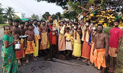 எடப்பாடியில் இருந்து 8-வது காவடி குழு பழனி பாதயாத்திரை தொடங்கியது