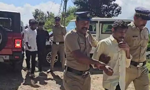 90 ஆண்டுகள் சிறை தண்டனை விதிக்கப்பட்டவர்களை போலீசார் கோர்ட்டில் இருந்து அழைத்துச்சென்ற காட்சி.