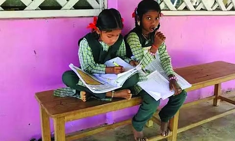 2 மாணவிகள் படிக்கும் அரசு பள்ளிக்கு இத்தனை லட்சத்துக்கு புதிய கட்டிடமா- மக்கள் அதிர்ச்சி