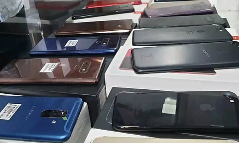 செல்போன் உதிரிபாகங்கள் மீதான இறக்குமதி வரியை குறைத்தது நிதி அமைச்சகம்