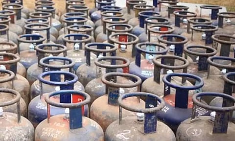 LPG Gas | வணிக பயன்பாட்டிற்கான சிலிண்டர் விலை அதிரடி உயர்வு