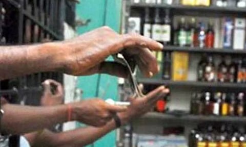 மதுபானங்கள் விலை உயர்வு இன்று முதல் அமல்- மதுப்பிரியர்கள் கடும் அதிர்ச்சி