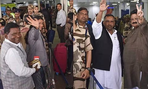 ஐதராபாத்தில் உள்ள சொகுசு விடுதியில் ஜார்க்கண்ட் எம்.எல்.ஏ.க்கள் தங்க வைப்பு