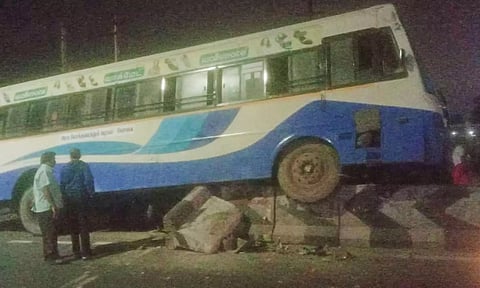 அதிவேகமாக வந்த அரசு பஸ் தடுப்பு சுவரில் மோதி விபத்து