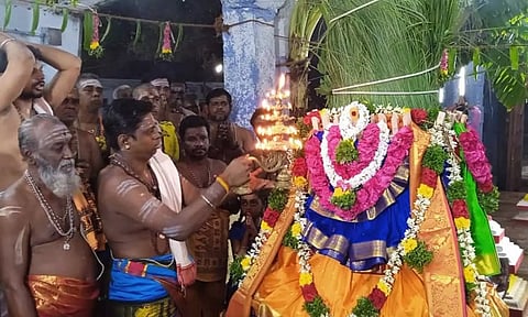 வெயிலுகந்தம்மன் கோவில் மாசித்திருவிழா கொடியேற்றத்துடன் தொடங்கியது